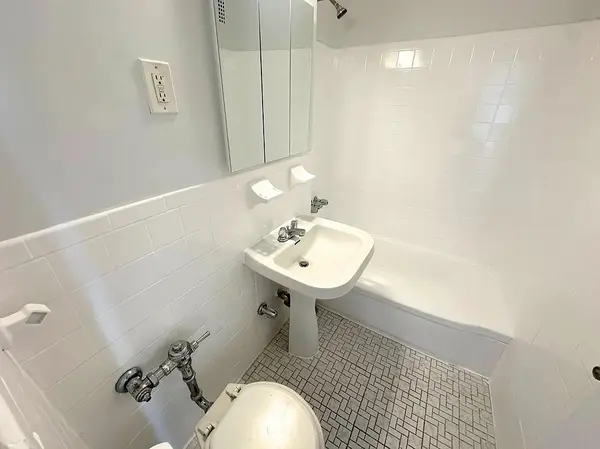 224-10 Jamaica Ave #3FF, Queens Village, NY 11429