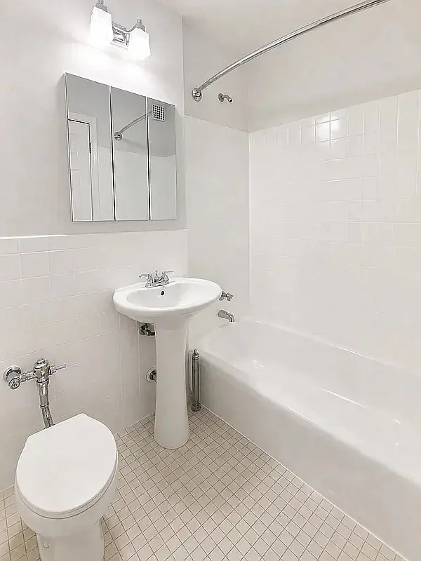 81-31 Baxter Ave #1HH, Elmhurst, NY 11373