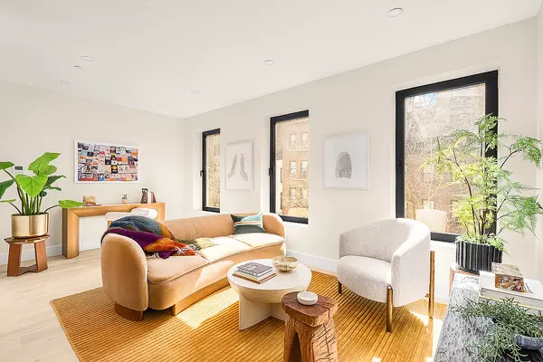 221 E 48th St #3, New York, NY 10017-1559