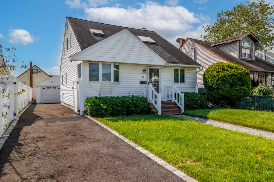 39 E Hollywood Ave, Lindenhurst, NY 11757