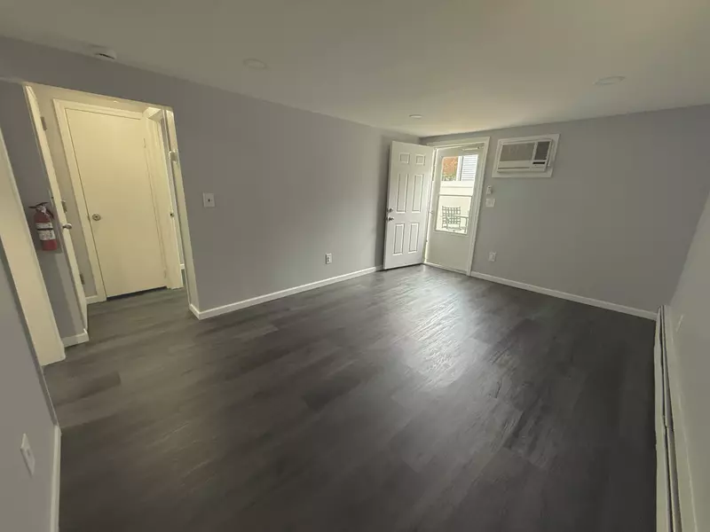536 East Dr, Lindenhurst, NY 11757