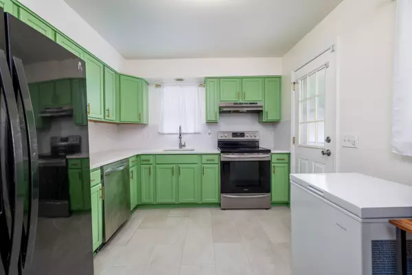 Lindenhurst, NY 11757,39 E Hollywood Ave