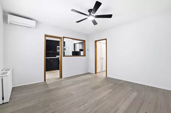 Middle Village, NY 11379,79-34 68th Ave #2