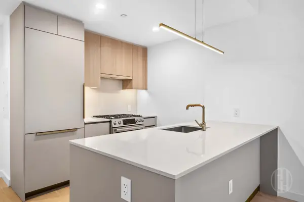 3 Court Sq #5601, Long Island City, NY 11101