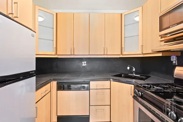 300 E 95th St #6A, New York, NY 10128
