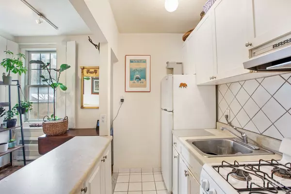 New York, NY 10065,172 E 61st St #4B