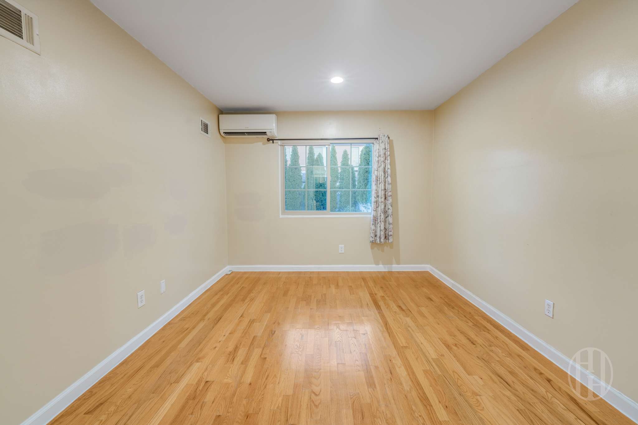 88-10 70th Road 1 Forest Hills Queens NY 11375