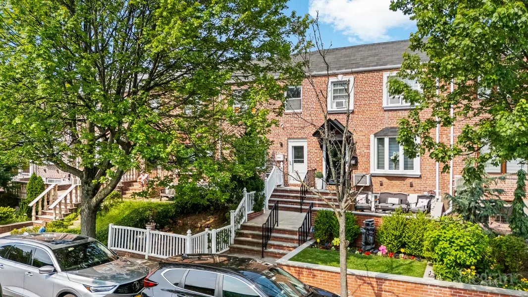 63-37 76th St, Middle Village, NY 11379