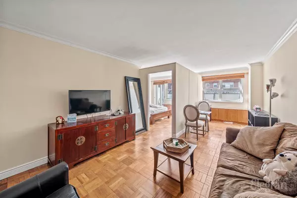 New York, NY 10021,200 E 74th St #2G