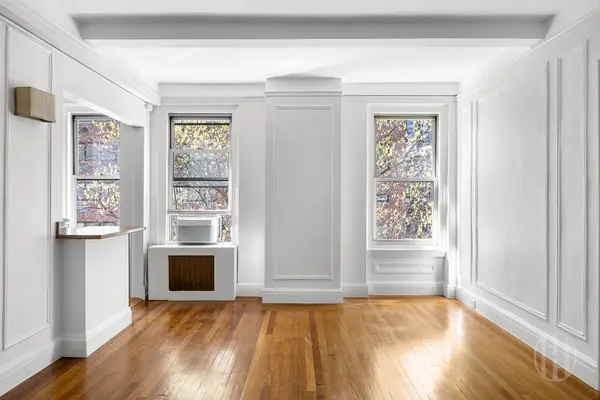 325 W 45th St #401, New York, NY 10036