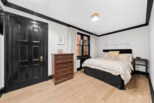 New York, NY 10011,17 W 10th St #1N