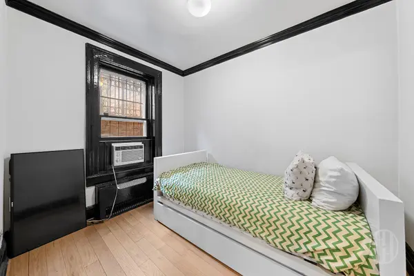 17 W 10th St #1N, New York, NY 10011-8746