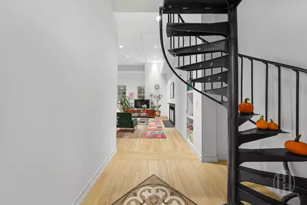 New York, NY 10012,426 W Broadway #6F