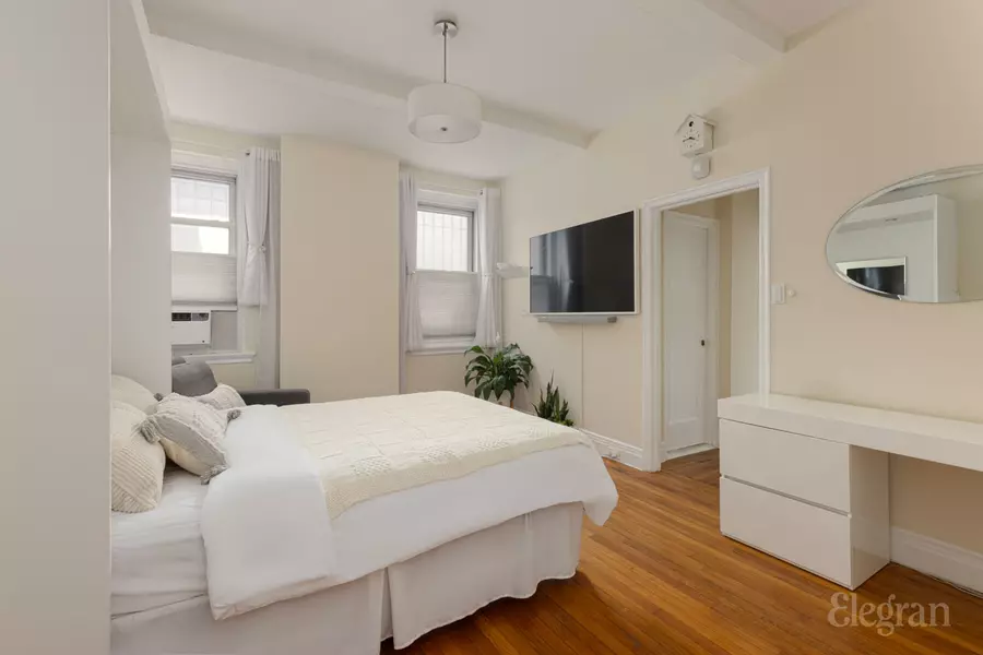 325 W 45th St #101, New York, NY 10036-0046