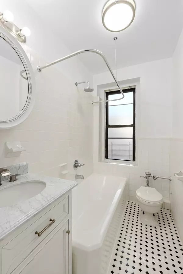 Jackson Heights, NY 11372,34-20 83rd St #2I