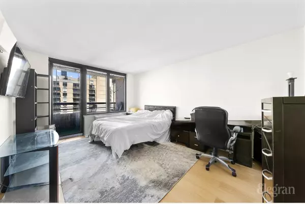 New York, NY 10016,330 E 38th St #34F