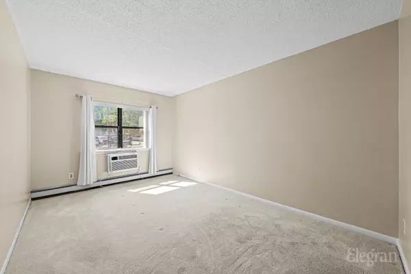 Fresh Meadows, NY 11365,71-02 Sutton Pl #1