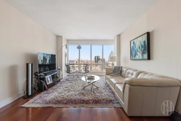350 W 42nd St #56C, New York, NY 10036