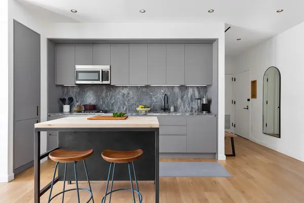 547 W 47th St #604, New York, NY 10036