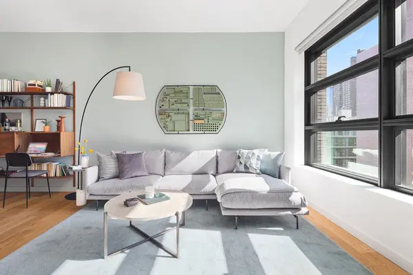 547 W 47th St #604, New York, NY 10036