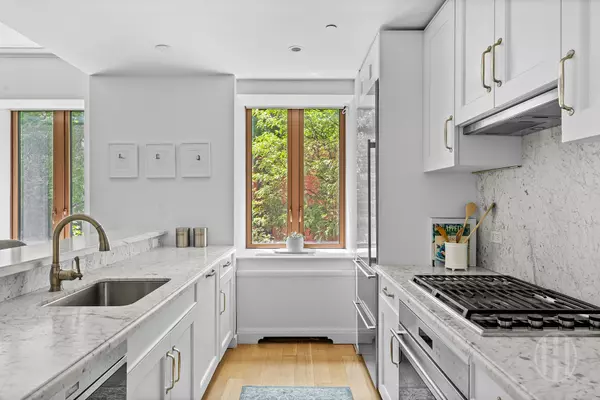 225 E 19th St #203, New York, NY 10003