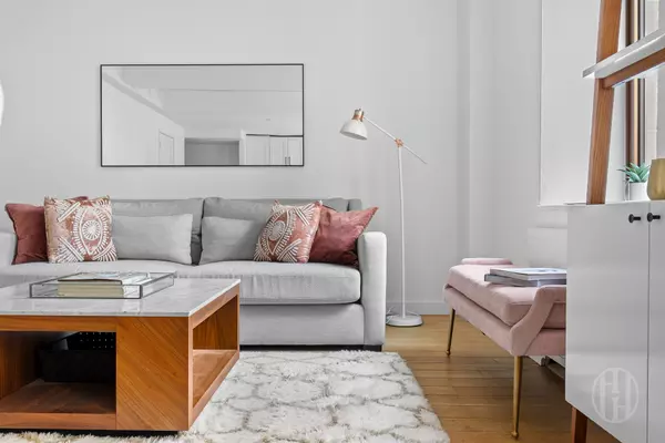 225 E 19th St #203, New York, NY 10003