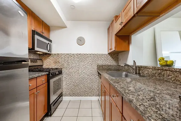 520 W 23rd St #4E, New York, NY 10011