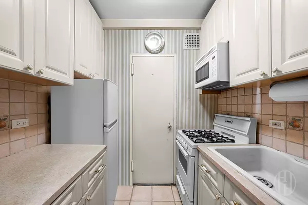 New York, NY 10028,45 East End Ave #3J