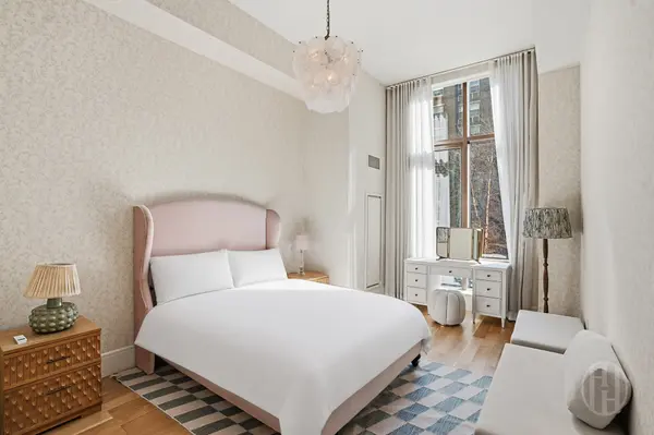 215 E 19th St #2B, New York, NY 10003