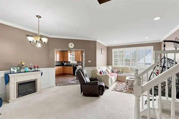 29304 Douglas DR, Novi, MI 48377