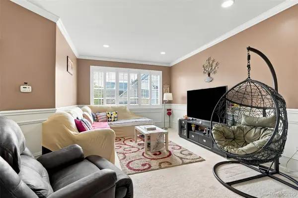 29304 Douglas DR, Novi, MI 48377
