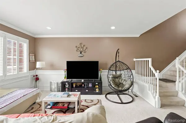 29304 Douglas DR, Novi, MI 48377