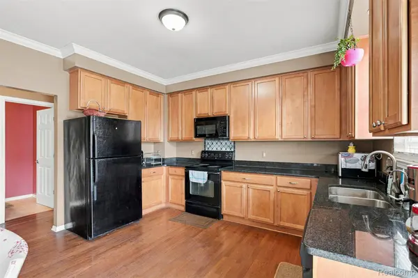 29304 Douglas DR, Novi, MI 48377