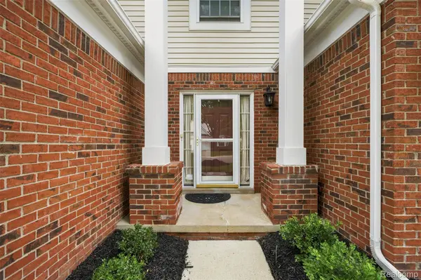 29304 Douglas DR, Novi, MI 48377