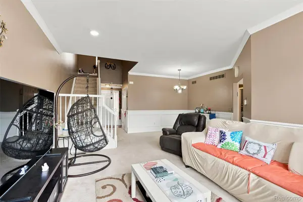 29304 Douglas DR, Novi, MI 48377