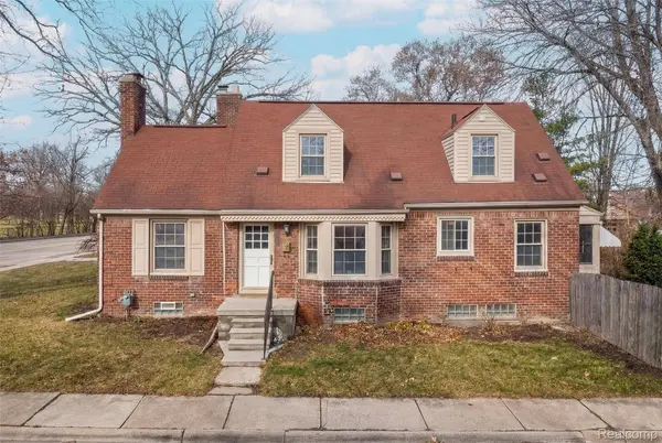 20701 Toles LN, Grosse Pointe Woods, MI 48236