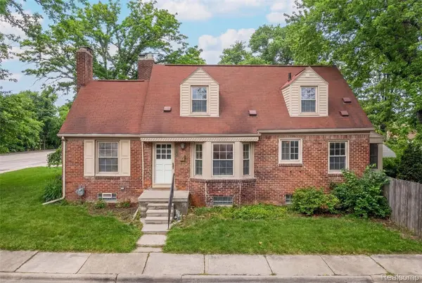 20701 Toles LN, Grosse Pointe Woods, MI 48236