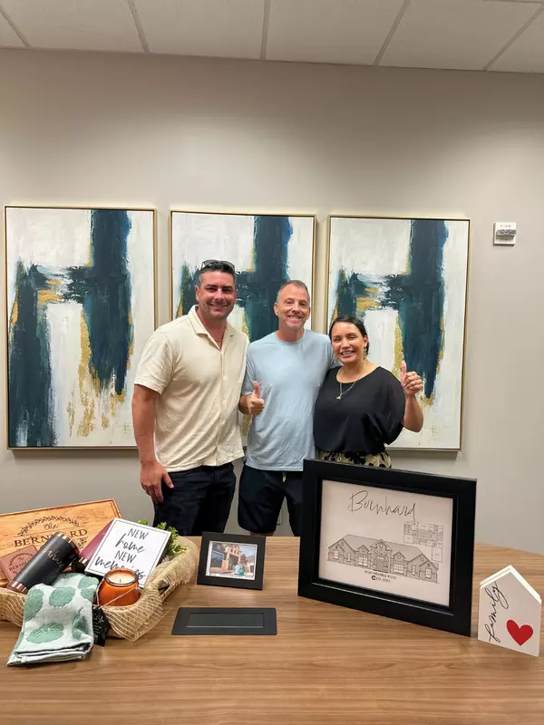 Anthony Sharp and an Air Force member frame themselves in a Parkway Title cut-out that reads ‘I just closed on my new home, Home Sweet Home