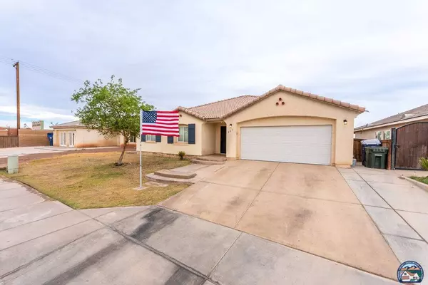 809 E 2nd St, Imperial, CA 92251