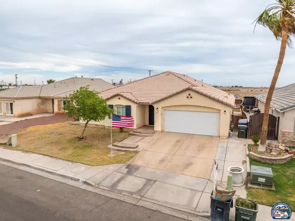 809 E 2nd St, Imperial, CA 92251