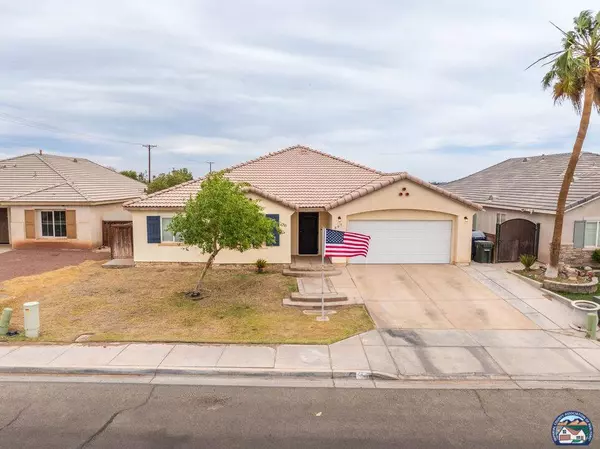 809 E 2nd St, Imperial, CA 92251