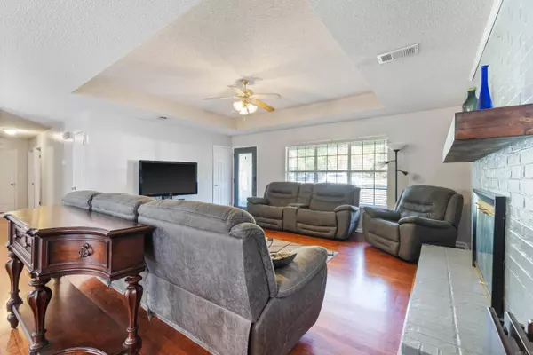 214 Lone Oak Dr, Jacksonville, AR 72076