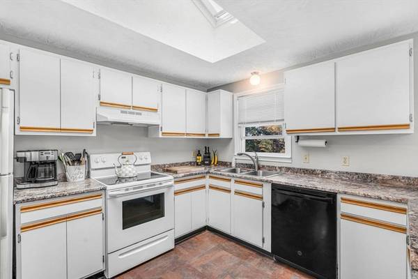 565 Blackstone St, Uxbridge, MA 01569