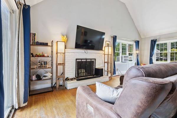 81 Arrowhead Dr, Bridgewater, MA 02324