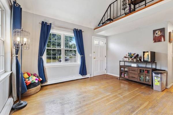 81 Arrowhead Dr, Bridgewater, MA 02324