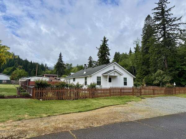 668 Montgomery AVE, Glendale, OR 97442