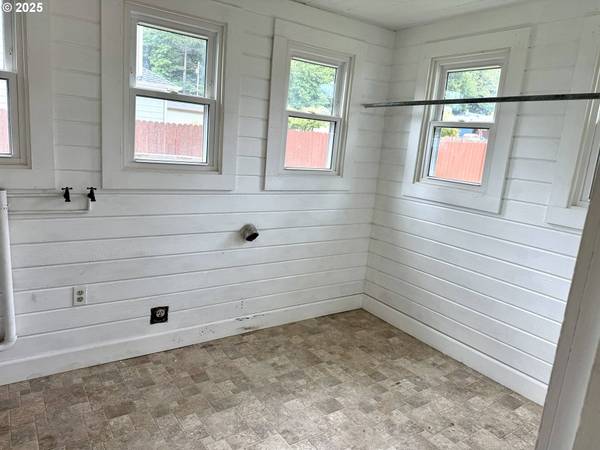 668 MONTGOMERY AVE, Glendale, OR 97442