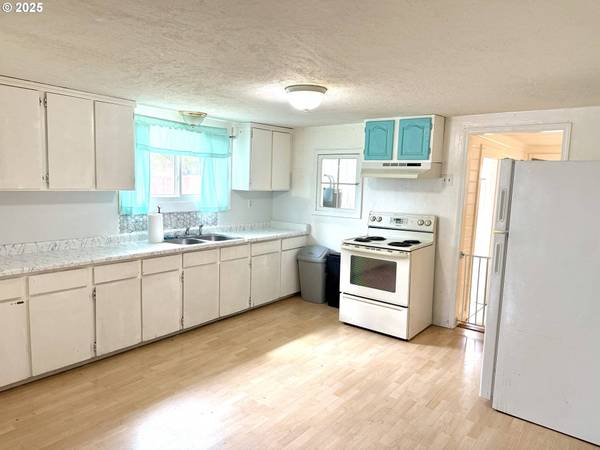 668 MONTGOMERY AVE, Glendale, OR 97442