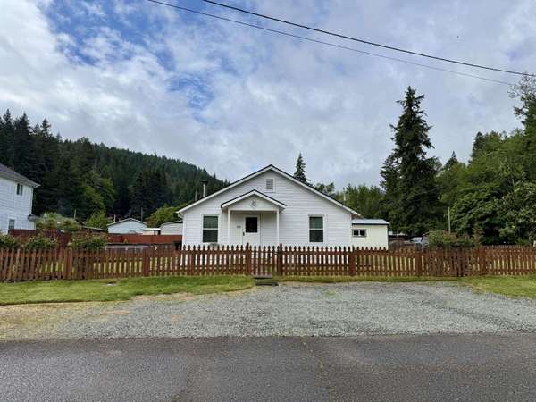 668 Montgomery AVE, Glendale, OR 97442