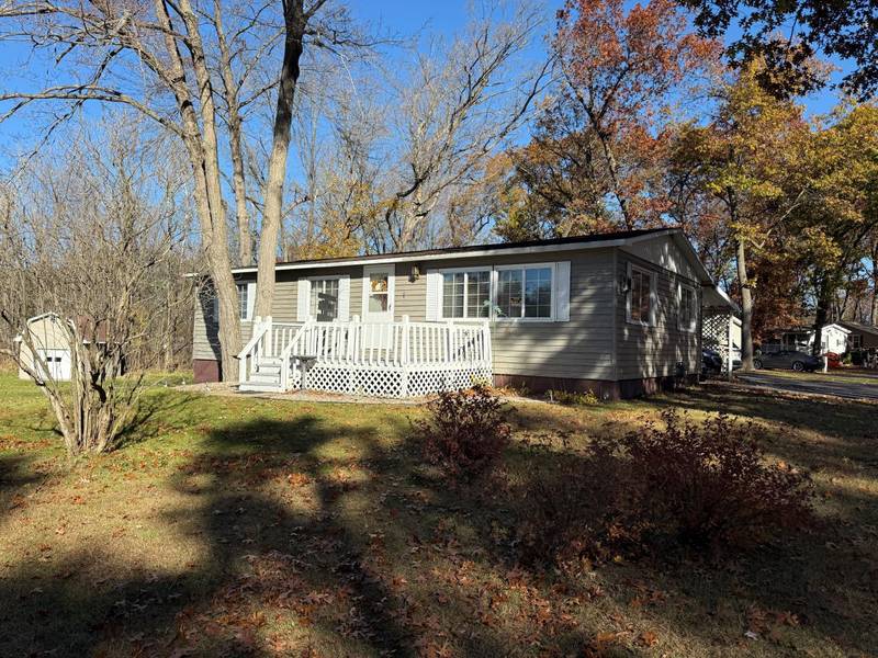 E9350 Oakwood Ln, New London, WI 54961-8947